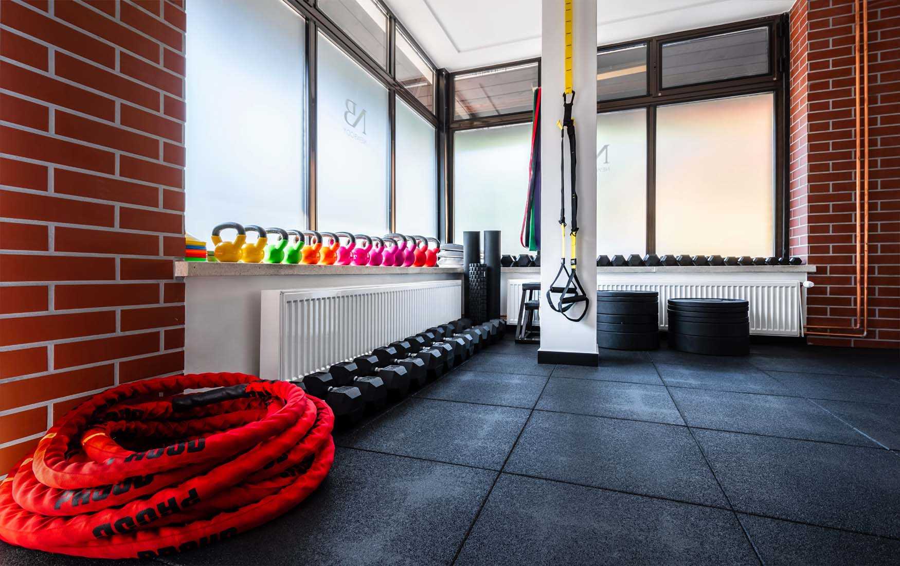 plyty-trudnopalne-do-wnetrzna-silownie-sale-fitnes